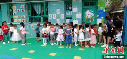 幼儿园地震时幼儿园老师带着176名孩子急速撤离