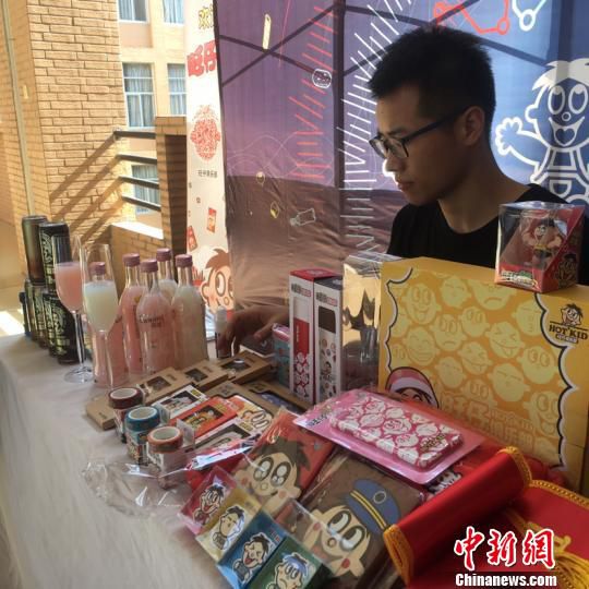 台湾文创产品受大学生青睐。　林春茵 摄