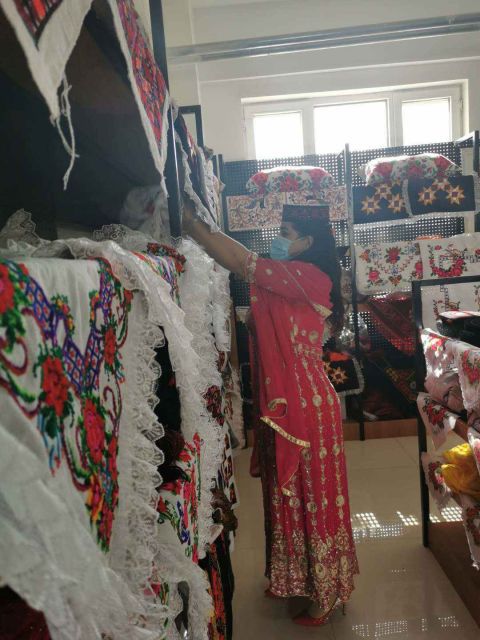 手工艺|【走进未脱贫摘帽县】新疆阿克陶：搬进新家，家庭妇女当起了小老板