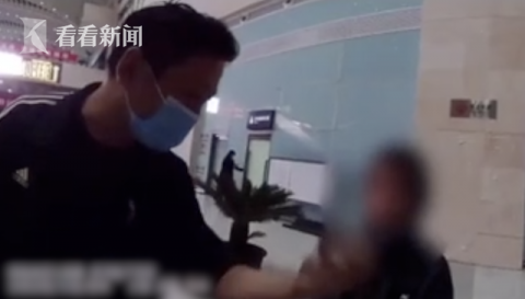 |13岁男孩负气出走 铁警猛灌“鸡汤”助母子和好