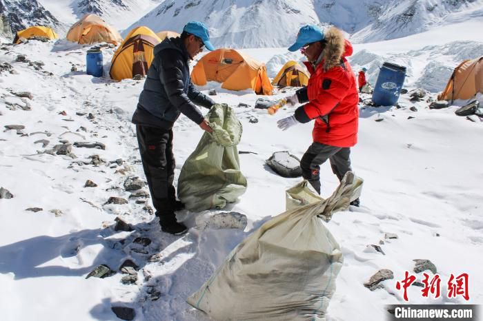 户外运动世界海拔最高环保行动 西藏进行大规模登山垃圾清理回收