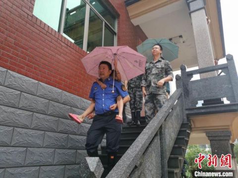 时政|新安江水库首次9孔全开泄洪 下游群众彻夜紧急转移