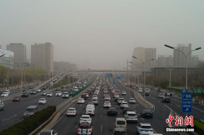 北京市气象台3月22日05时40分升级发布沙尘暴黄色预警信号。图为当日上班早高峰，北京市已出现明显沙尘天气。中新社记者 盛佳鹏 摄