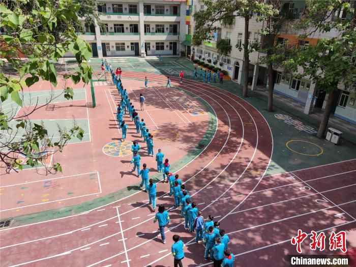 郑州小学复学首日趣事多：归笼“小神兽”找不到回班路