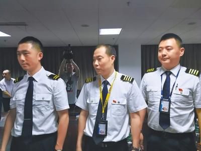 机长刘传健(中)和3U8633航班机组人员。忻晓松摄