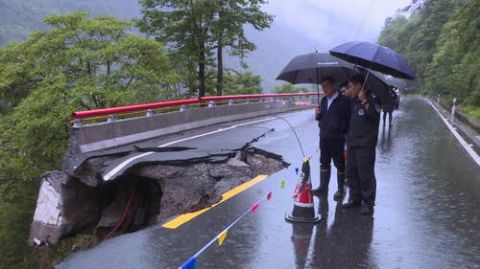 怒江云南怒江境内发生泥石流塌方致2人失踪2人受伤