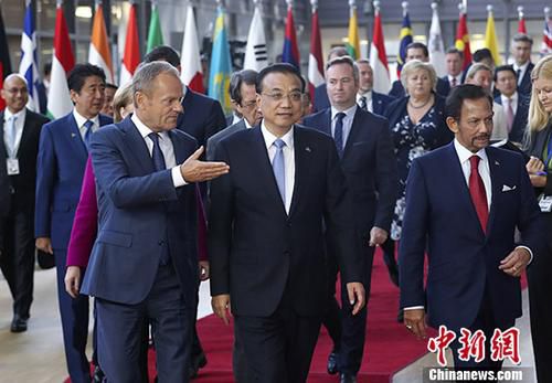 当地时间10月19日上午，中国国务院总理李克强在布鲁塞尔出席第十二届亚欧首脑会议，并率先发表题为《共担全球责任 共迎全球挑战》的引导性讲话。 中新社记者 刘震 摄