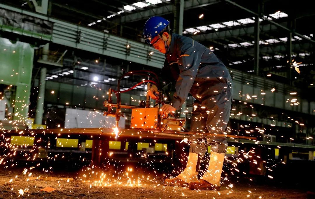 让劳动的光照亮逐梦征程