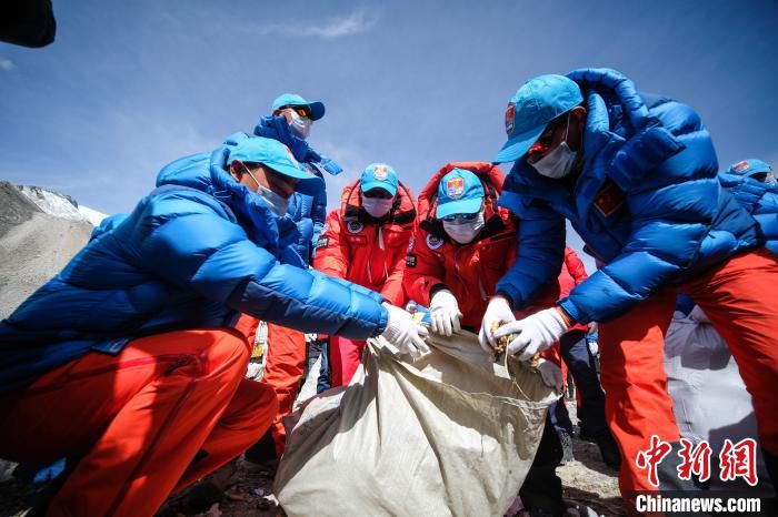 户外运动世界海拔最高环保行动 西藏进行大规模登山垃圾清理回收