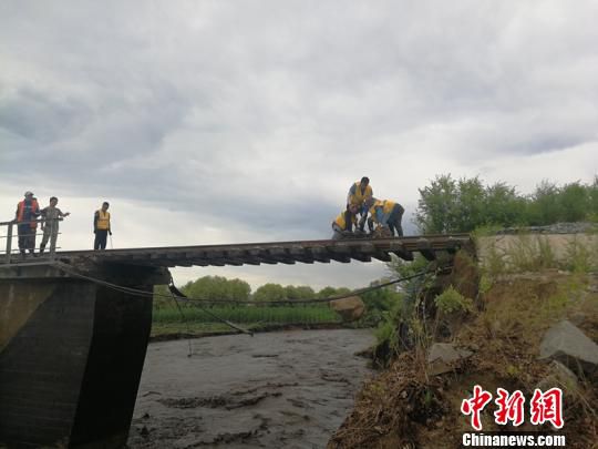 图为哈铁抢修线路。哈铁提供 图为哈铁抢修线路。哈铁提供