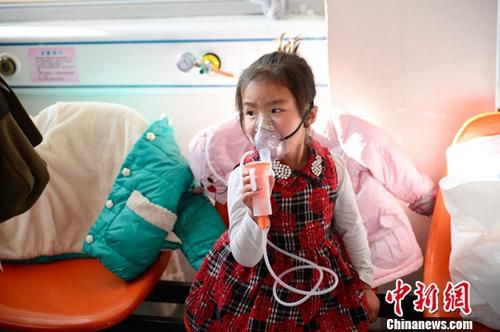12月13日，小朋友在医院做雾化治疗。近日，呼和浩特进入流感高发期，当地多家医院的流感儿童患者增多，医院日接诊量大幅增加。<a target='_blank' href='http://www.chinanews.com/'>中新社</a>记者 刘文华 摄