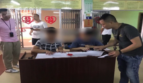 婚姻|逃犯自首与妻子＂喜提＂结婚证 两民警当了证婚人