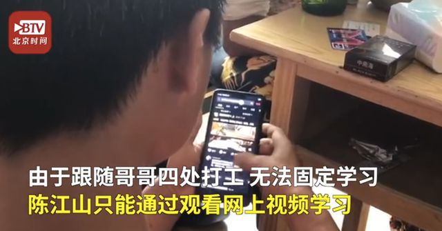 古筝22岁打工小伙自学古筝4年，网友：有梦想谁都了不起！