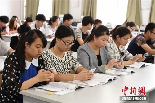 资料图：浙江纺织服装职业技术学院开设了一个“云班课”，老师不仅允许学生在课上全程使用手机，还在全校范围内开通免费WIFI。王国海 摄