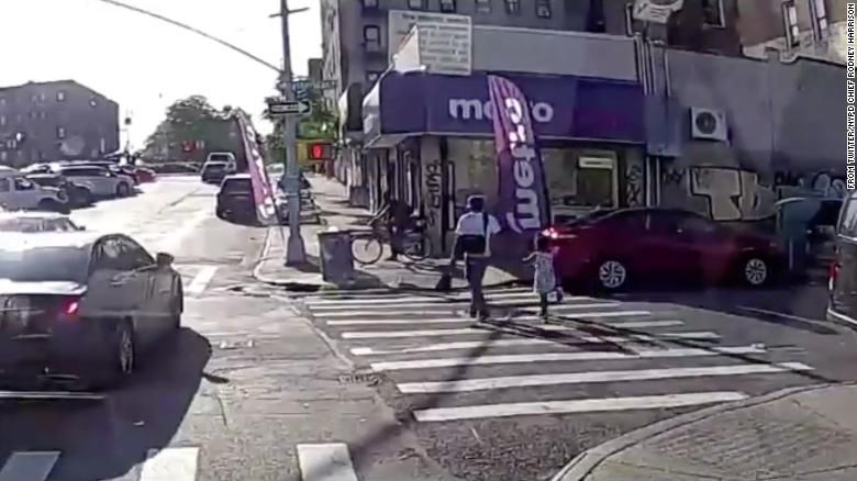 罗宾逊|现场：美国黑人男子和女儿牵手逛街时被杀 凶手躲车里连开数枪