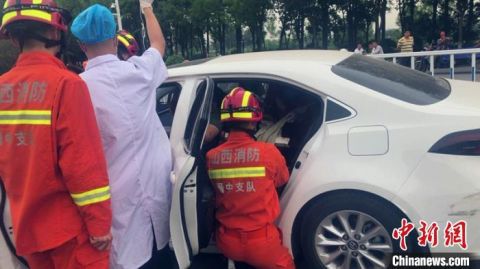 道路护栏道路护栏刺穿车窗又贯穿司机胸部 山西消防员“抢秒”施救