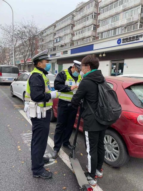 |着急赶时间 明知违法却心存侥幸 男青年骑滑板车上班被处罚