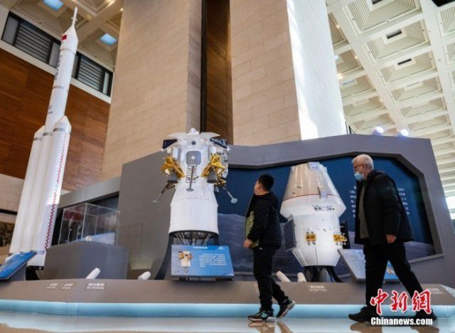 2月24日，“逐梦寰宇问苍穹——中国载人航天工程30年成就展”在位于北京的中国国家博物馆开幕。为期3个月的该展览首次展出中国新一代运载火箭、载人飞船及月面着陆器等未来载人登月主要飞行产品模型。图为观众参观“长征十号”运载火箭的1:10模型(左)、月面着陆器(中)和新一代载人飞船的1:4模型。<a target='_blank' href='/'><p  align=