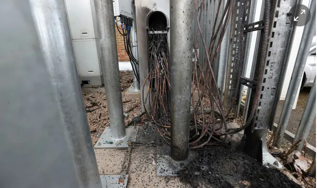 「电信」?英国超20个手机电信基站遭纵火 此前有谣言称5G传播新冠病毒
