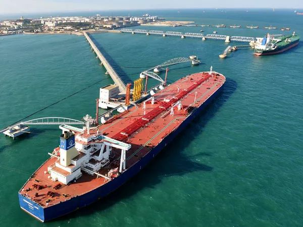 资料图片:超级油轮停靠青岛港30万吨级原油码头.