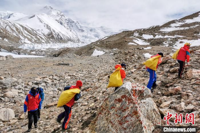 户外运动世界海拔最高环保行动 西藏进行大规模登山垃圾清理回收