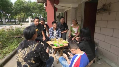 养老|年轻老师18年前出意外去世 70多名学生众筹为老师父母养老