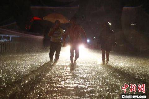 江西南昌|暴雨夜袭江西南昌：夜未央人未眠 雨不止护家园