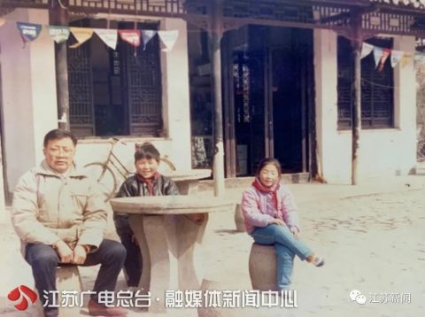 谢晓莉30多年前，父亲没放弃失聪的他！30多年后，他整日守在父亲的病榻前…