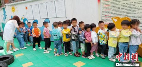 幼儿园地震时幼儿园老师带着176名孩子急速撤离
