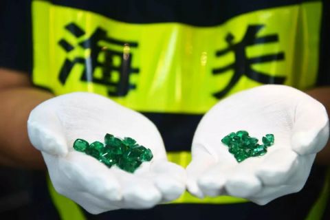 海关|货车司机贪图“带工费”背包装141颗祖母绿宝石闯关