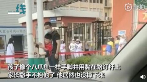 幼儿园萌娃不愿去幼儿园抱路灯杆不撒手