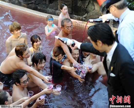 当地时间2013年11月21日，日本神奈川县，2013年博若莱新酒拔塞开封，在箱根温泉度假村举办一年一度的红酒浴，这一红酒浴将持续10天时间。有幸入浴的顾客们尽情享受了这难得的奢侈一刻，并品评美味红酒。