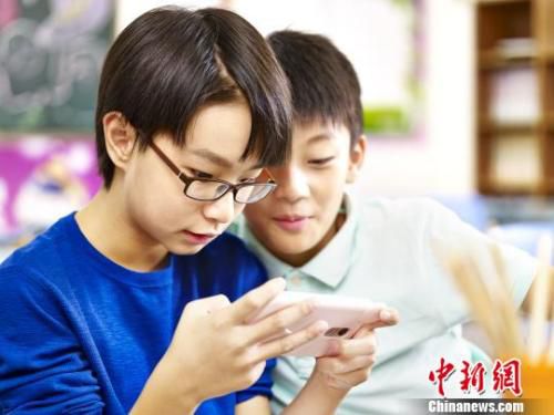 报告称未成年人触网呈低龄化 超六成小学生有手机