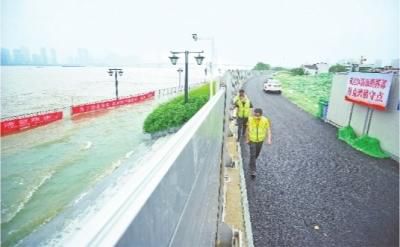 长江日报|守堤人：英雄城市有韧性，我们身上有血性