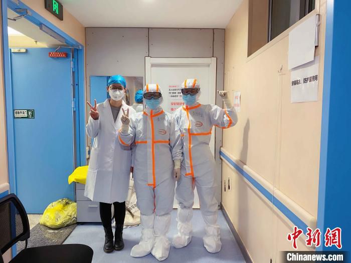 周雪(左一)与同事。　青岛市市立医院供图 摄