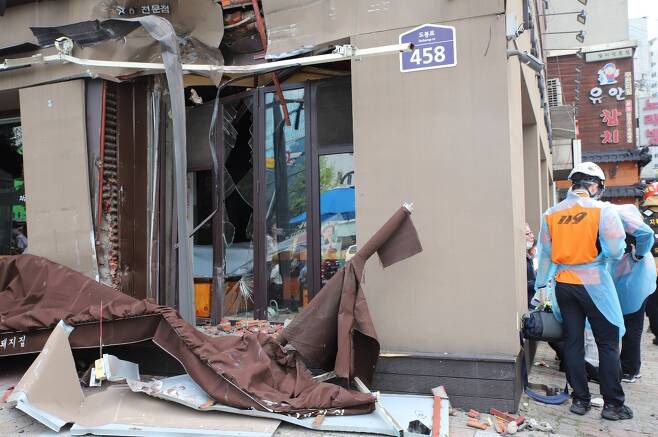 奇闻轶事|18人受伤！韩国首尔一公交车突然冲向饭店 车头被撞烂