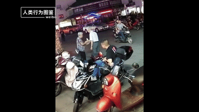 |100岁奶奶贴脸陪伴98岁爷爷，网友：等我老了也想这样