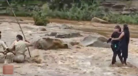 国际社会|印度警察从突然暴涨的河水中解救两名自拍被困的女孩