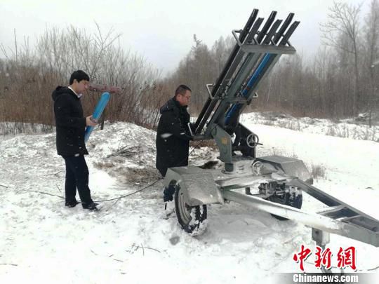 吉林长白山气象局开展增雪作业，降雪量级达中到大雪。长白山气象局供图