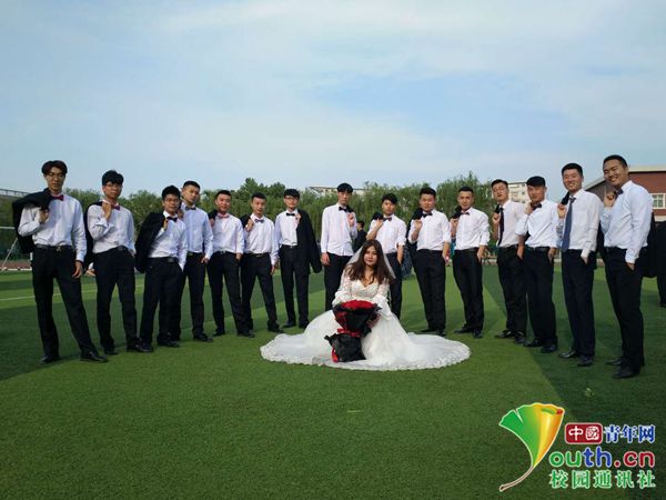 别人家同学！大学生为班级唯一女生拍“婚礼”毕业照