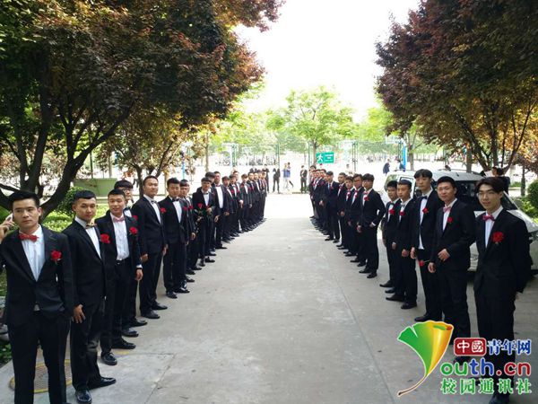 别人家同学！大学生为班级唯一女生拍“婚礼”毕业照