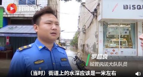 游泳|城管积水中游泳背女孩赴考：“我喝到水你也别管我”女孩鞠躬致谢