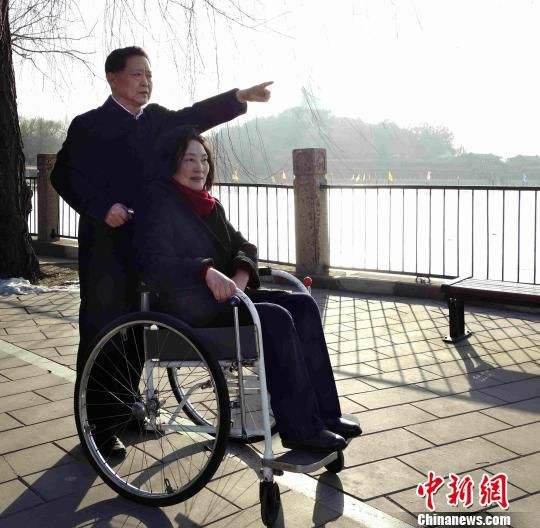 闫志国晚年陪伴妻子张胜兰在北京北海公园旅游。首都文明办