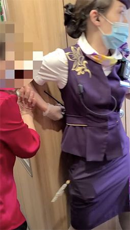 奇闻轶事高铁突然紧急制动!老人哭喊：我孙女掉下去了...