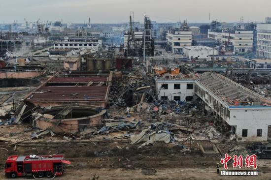 资料图：江苏盐城响水县陈家港镇江苏天嘉宜化工有限公司爆炸核心周边一企业一片狼藉。中新社记者 泱波 摄