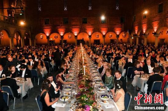 资料图：当地时间2018年12月10日，瑞典斯德哥尔摩，2018诺贝尔奖晚宴举行，诺贝尔奖得主、瑞典王室成员与众多名流出席，觥筹交错。