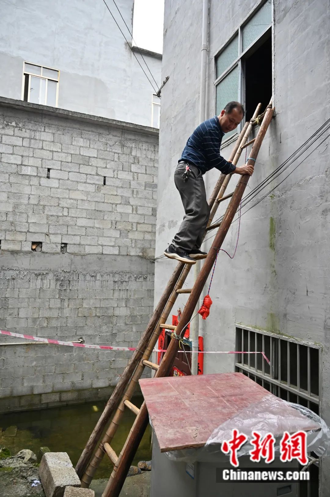 『』怪事！明明最近没下雨，广西这小山村咋被大水淹了？