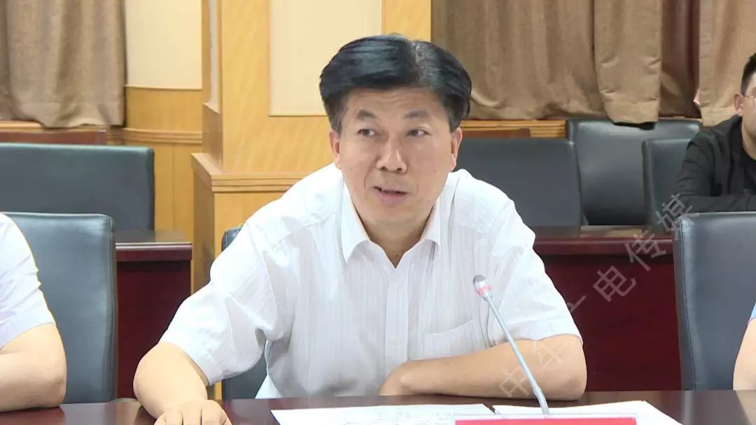 县长楚惠东,县委常委,常务副县长任程伟出席会议.