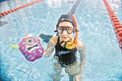 潘颖琳进行水下曲棍球训练有秘方。