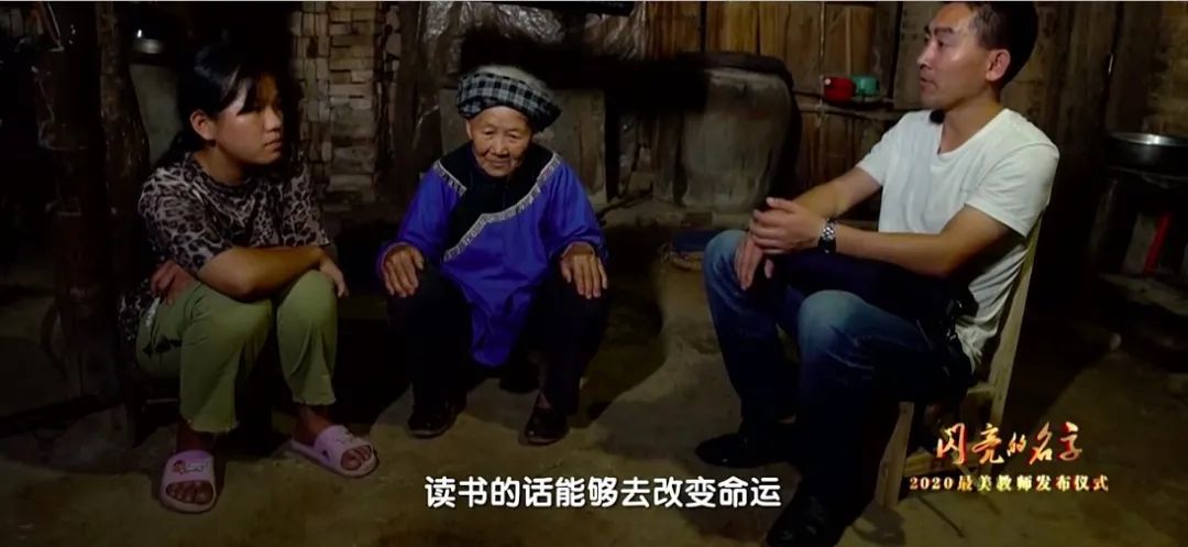 大学|四岁丧父睡猪圈，背着疯娘上大学，逃离贫穷后他又选择回来